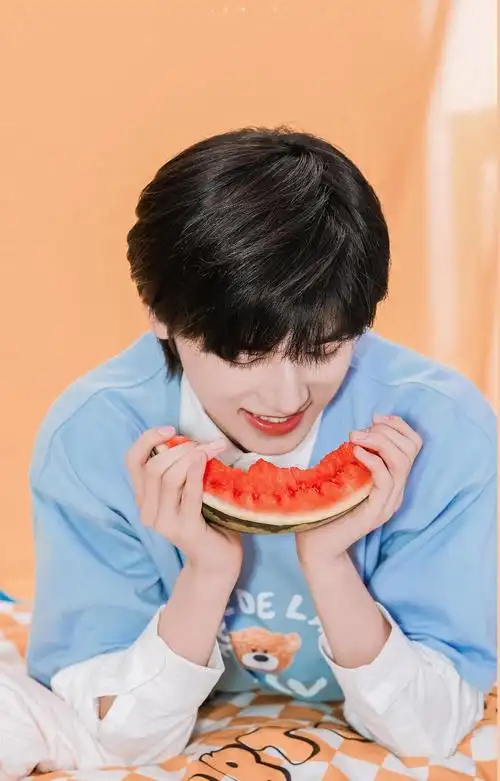 宋亚轩适合做小卡拍立得的图06精心整理00