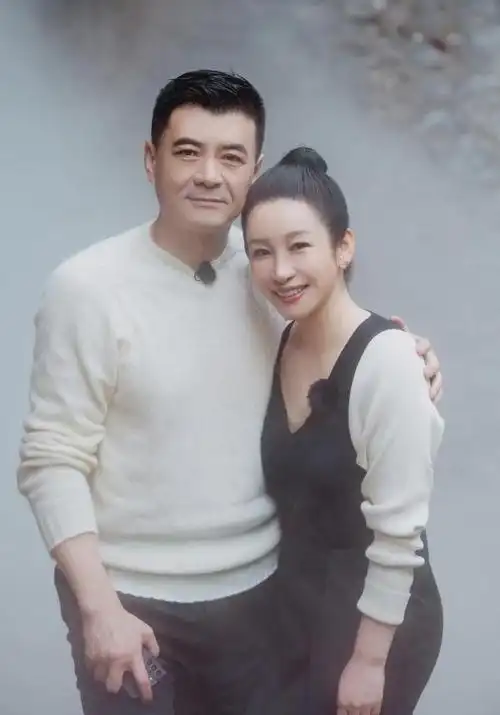 秦海璐和老公亲密合影,一看就知道是幸福女人,老公看着很面熟|编剧