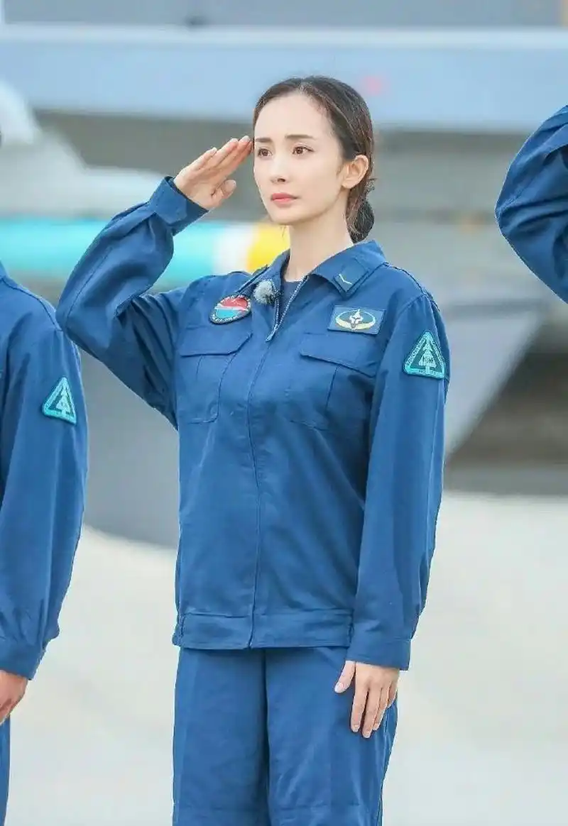 看完真正男子汉真的很难不爱上杨幂,穿上军装的杨幂真的好好看!