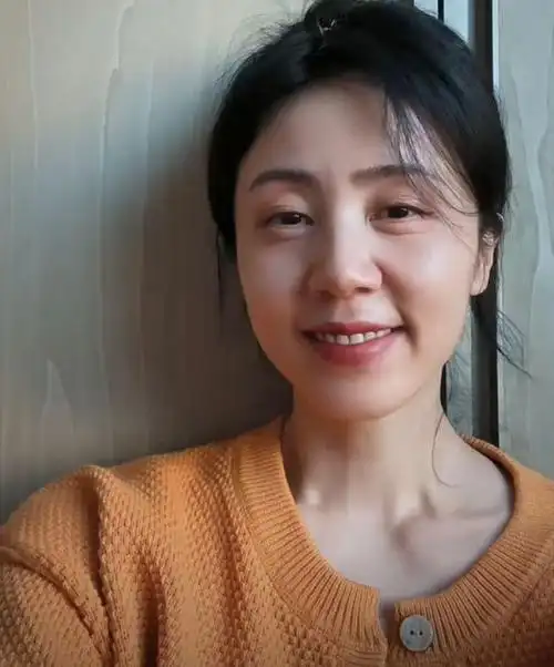 6月28日,黄磊妻子孙莉在个人社交平台上分享了一组没有美颜滤镜的照片