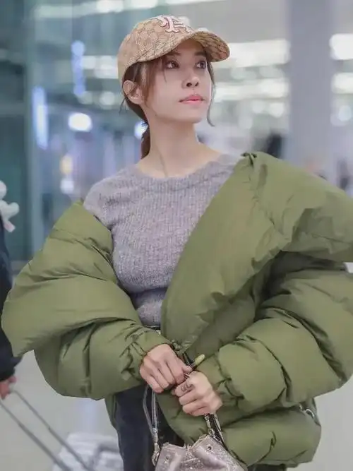 蔡依林穿酒杯裤上衣随意搭件小羽绒服时髦显高又洋气