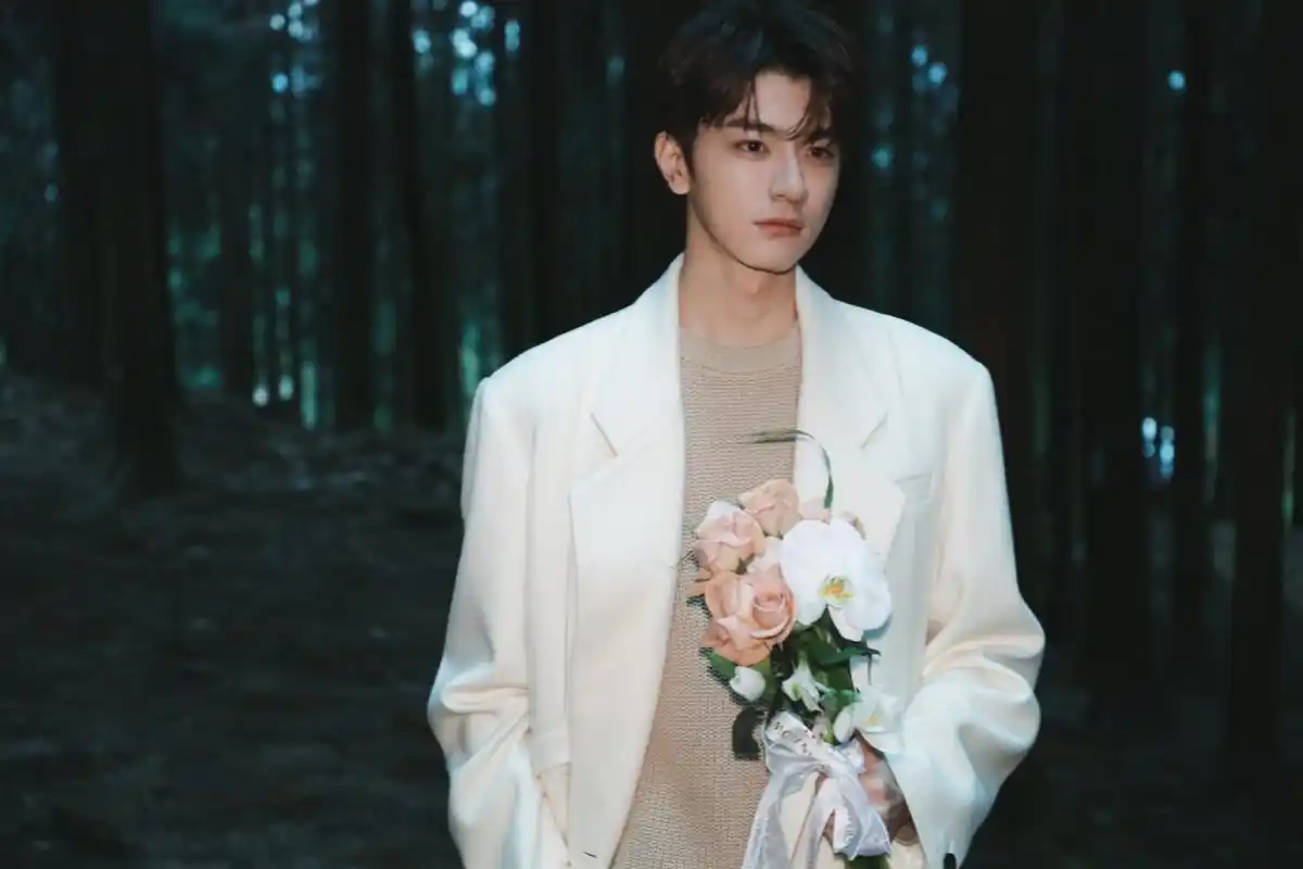 林一手捧鲜花白衣造型