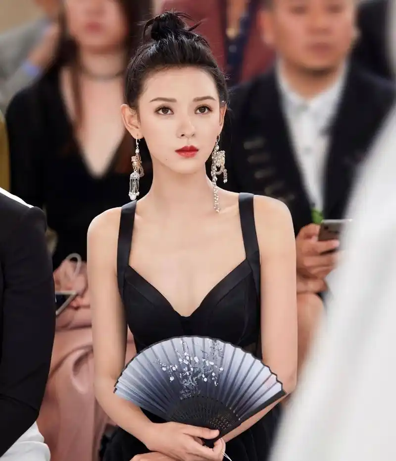 怪不得王校长也沦陷!32岁张予曦,真是人间极品!