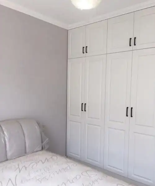 平开门的衣柜,百叶纹理的柜体搭配相对较为罕见,不过搭配出来的效果