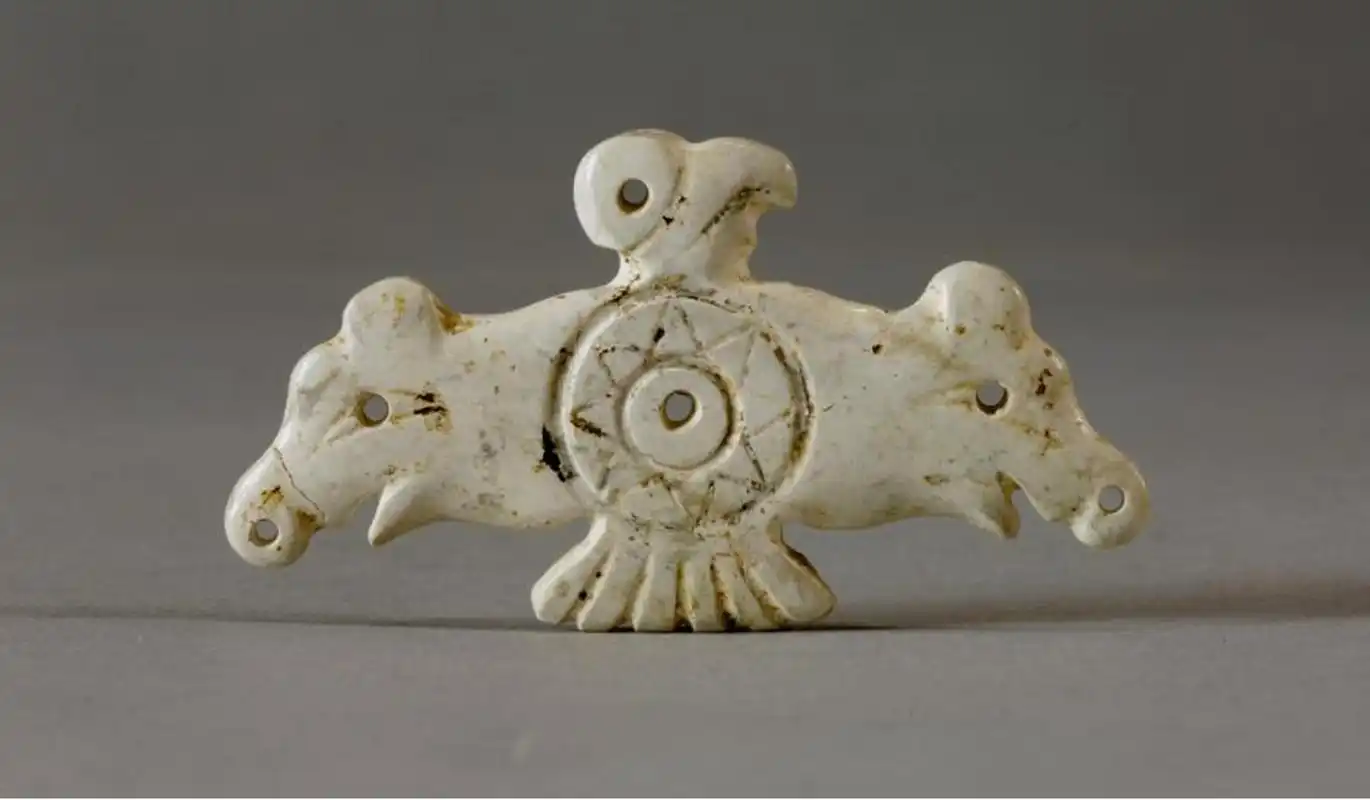 凌家滩遗址玉器与中国玉文化的溯源  中国玉文化一直有"北红山""南