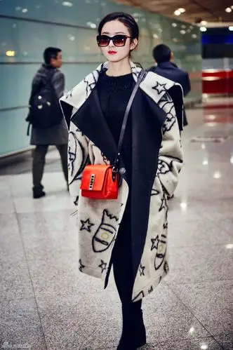 赵丽颖机场街拍秀 时尚搭配添趣味
