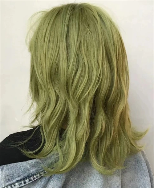 要想时尚过得去 头发染点抹茶绿_2023年流行发型 - 美发站