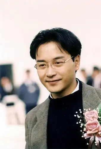 眼镜哥哥来一波~(最后一张绝对是意外)