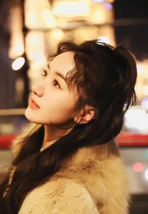 袁冰妍晒穿搭库存随拍长发披肩可爱甜笑清丽十足