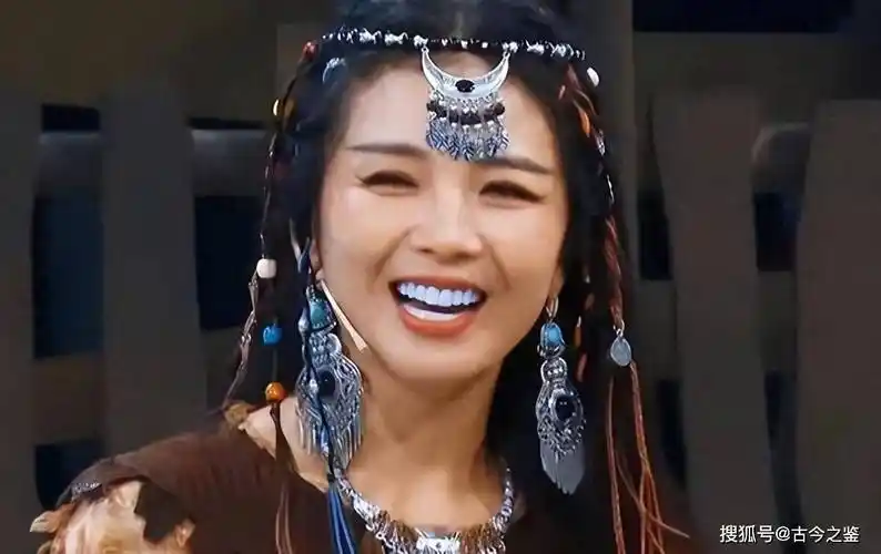 "烤瓷牙"上镜有多拉垮?嘴凸包不住,牙比灯还亮,演戏都没法看