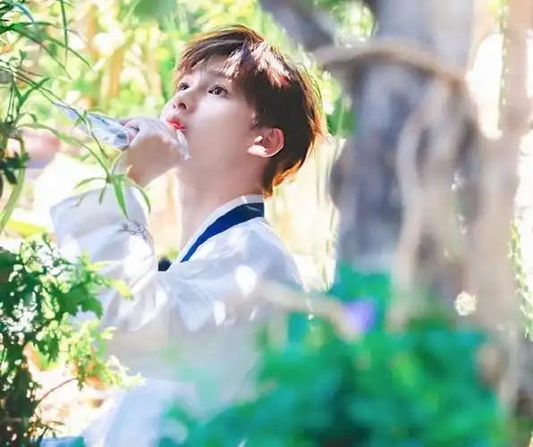 朱正廷拍杂志上节目辣条不离手 嘟嘴大口吃逗趣可爱