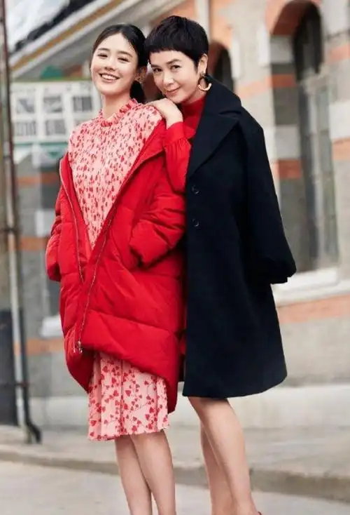 蒋雯丽和外甥女拍时尚封面,大红色连衣裙优雅又减龄,美得不像话