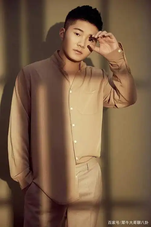 劲爆消息!家喻户晓的知名歌手被网红歌手白小白签约,引网友热议