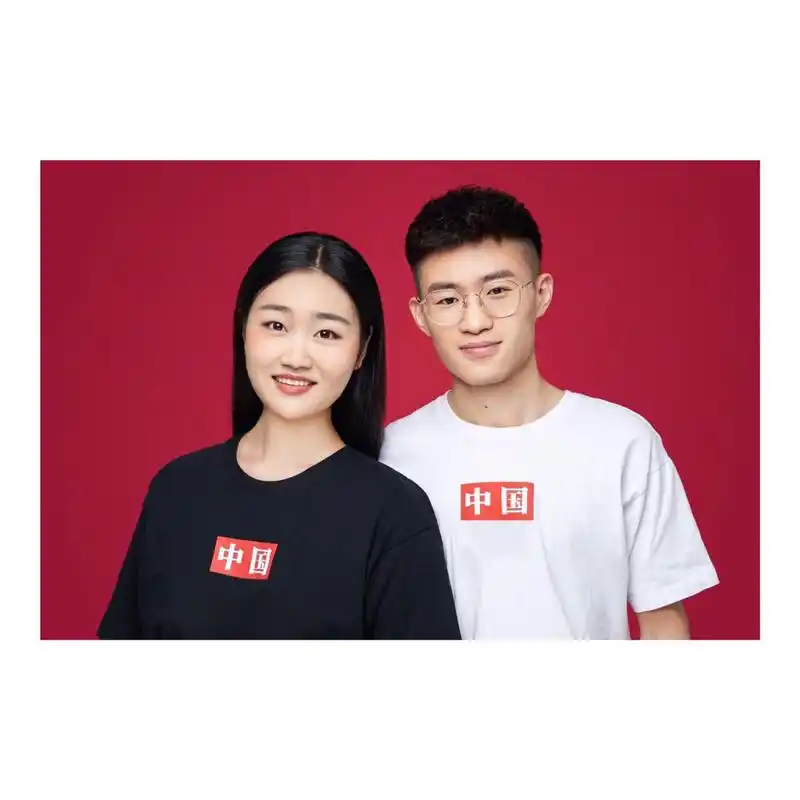 和我家张傻子去拍红底照片,准备贴在结婚证上 毕竟一辈子就一次.