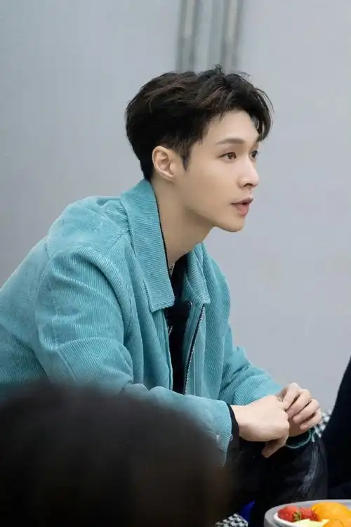 张艺兴[超话]#  240509 张艺兴综艺节目更新图片7p    扇动翅膀,与