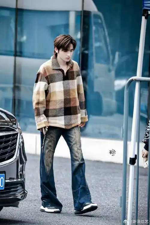 时代少年团-宋亚轩#王牌对王牌#路透,棕色格子外套搭牛仔裤青春帅