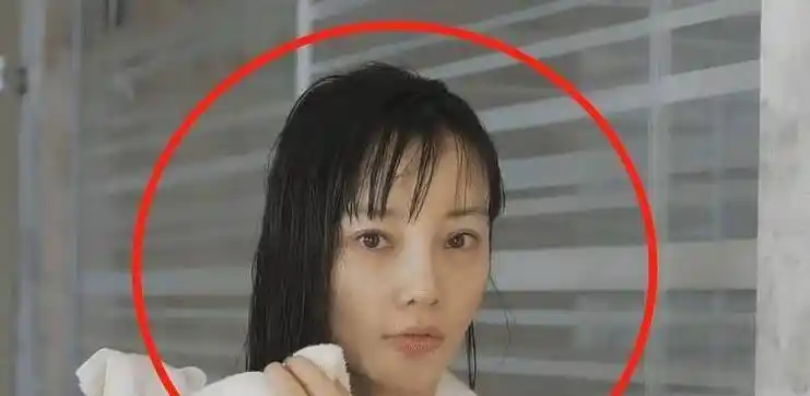 39岁李小璐素颜录视频,整容痕迹太明显,不说差点以为是两个人_化妆