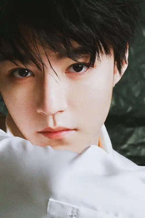 王俊凯elle四月刊封面##elle中法特别策划##王俊凯说发微博更像发