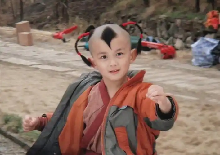 吴磊童年旗袍照成功出圈,女装形象被赞好看,工作太忙被证实延期毕业