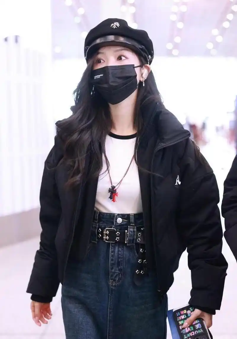 吴宣仪机场街拍,黑色短羽绒服 牛仔半裙 贝雷帽美丽吸睛.