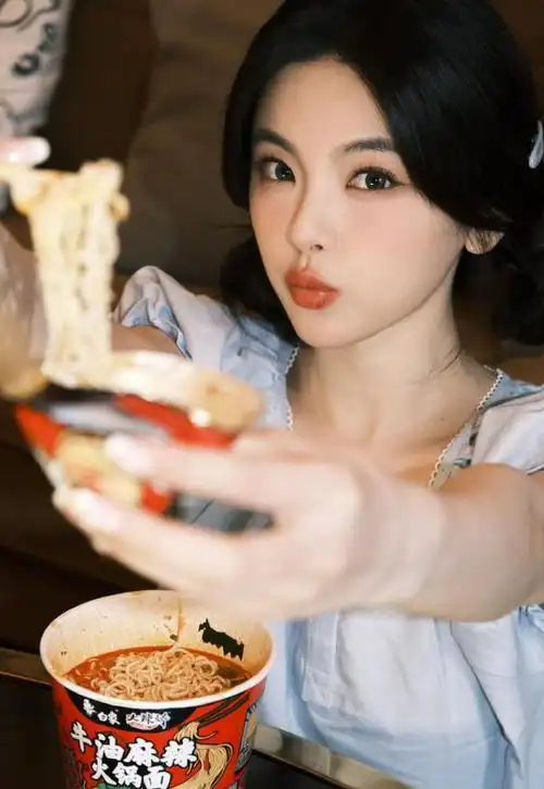 太可爱杨超越晒收工美照