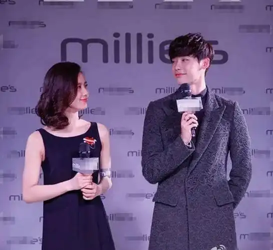 刘诗诗和李钟硕早期同框清秀白净脸好紧致二硕的眼神没离开过