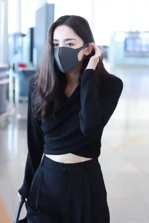 古力娜扎全黑装扮风情万种颜靓条顺撩发迷人