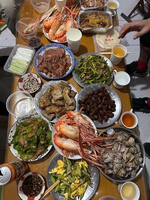 弟弟带女朋友去奶奶家吃饭,开心.