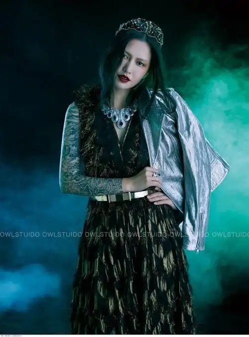 王坤owlstudio作品《花臂女孩 谭维维》