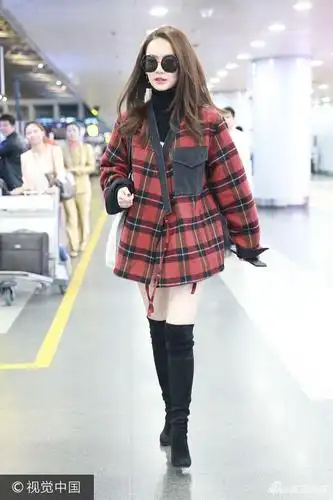组图:戚薇格子外套 过膝长靴秀雪白美腿 机场当秀场引注目
