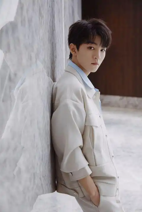 9月3日,王俊凯工作室晒出一组参加活动的写真,照片中的王俊凯一身