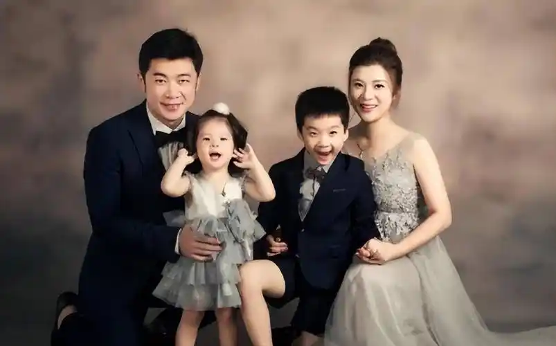 演员曹征:戏里猥琐变态,戏外宠妻十几年,一对儿女可爱又美丽_表演