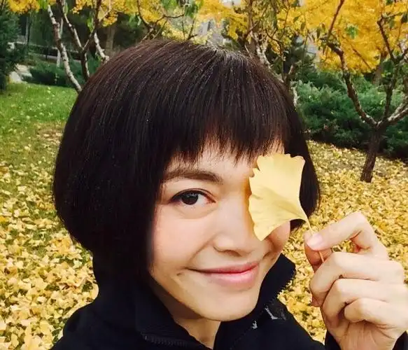 姚晨晒短发照片