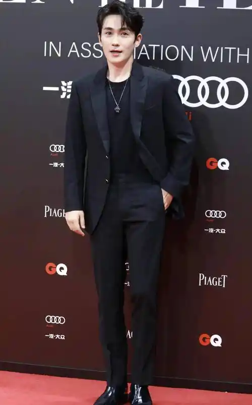 明星颜值高比例不好是硬伤,这几位男明星的全身照比例太完美_西装