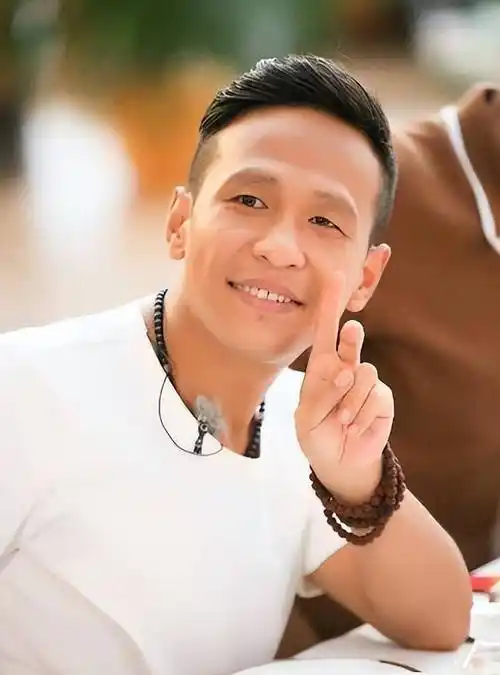 成名后抛弃妻子,转身与年轻粉丝结婚,如今宋小宝过得怎么样了?