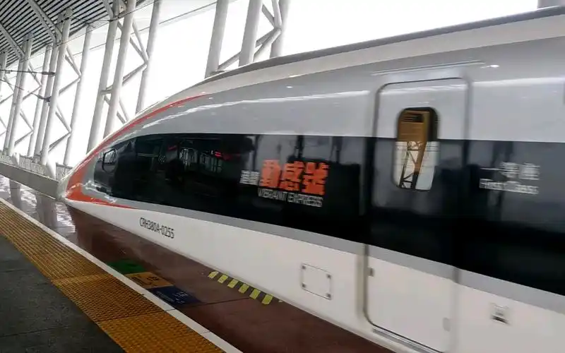 g6586次 香港西九龙站～广州南站 搭载"港铁动感号"crh380a型车底停靠