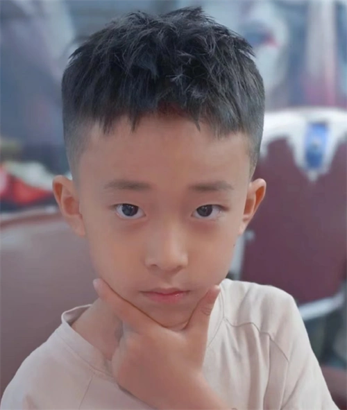 小男孩开学发型 铲青雕刻帅糊了_儿童发型 - 美发站