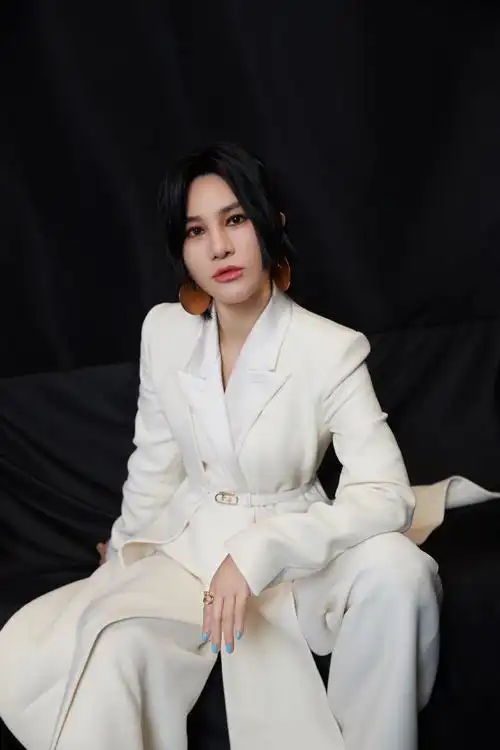 歌手@尚雯婕献唱《足球盛宴》主题曲《生命的盛宴》71157115