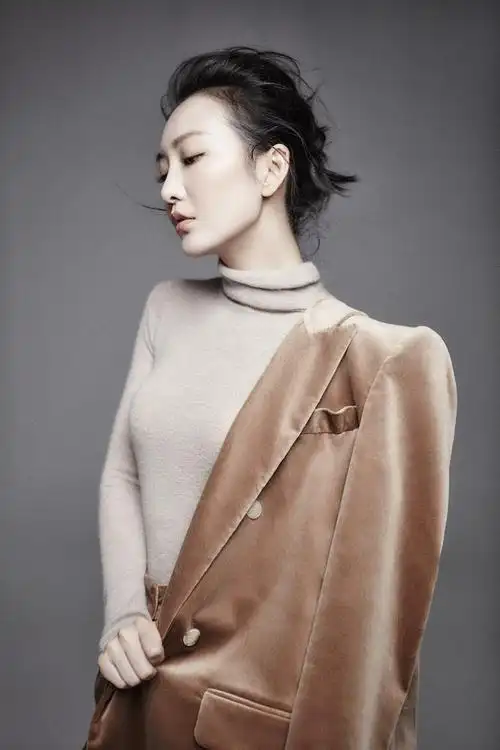 王鸥秋日极简时尚画报 素雅清冷的静谧之美