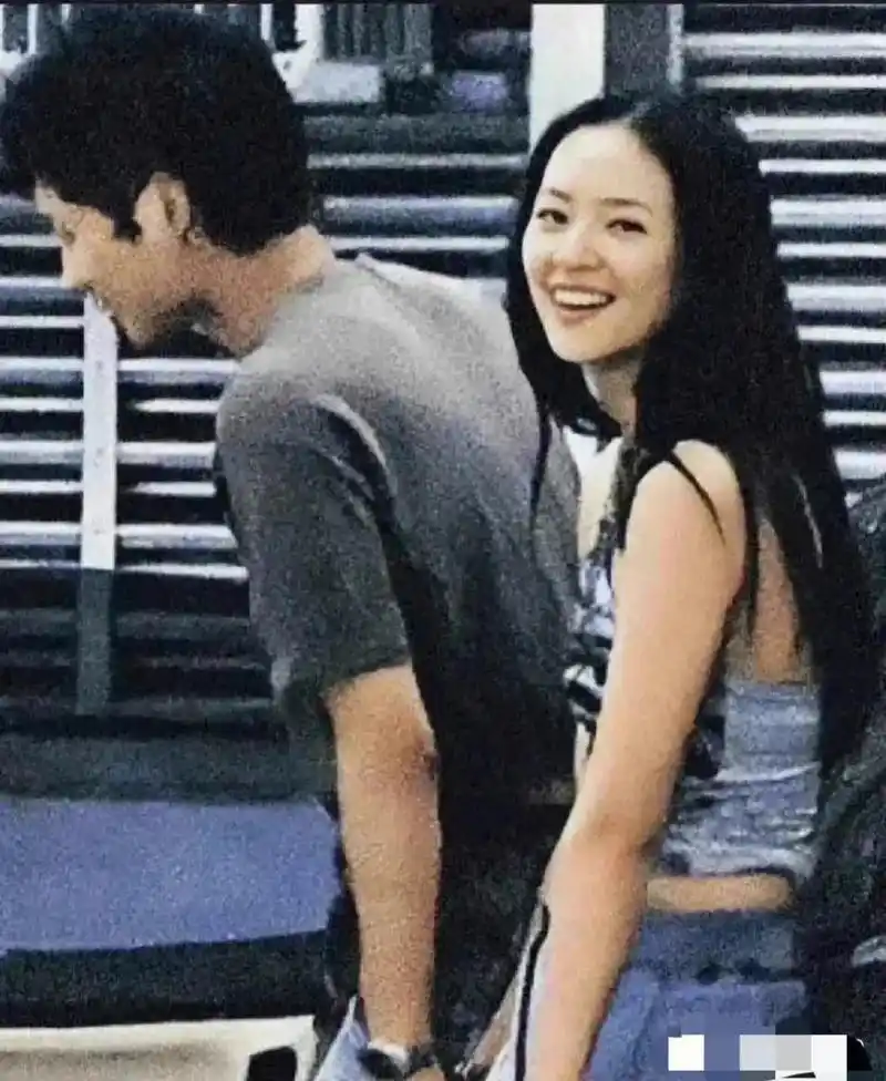 当时章子怡才23岁,正是她事业起飞的时候,尽管和霍启山同居两年,她