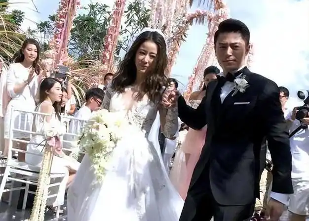 林心如和霍建华出街背爱马仕包包t恤牛仔裤这才是低调的奢华