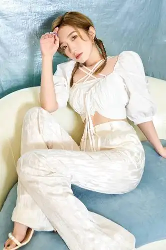 孟美岐最新写真大片曝光 穿白色短上衣秀精致蛮腰