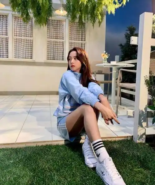 金智秀的美不可否认针织衫配格纹裙甜美又时髦笑起来很迷人