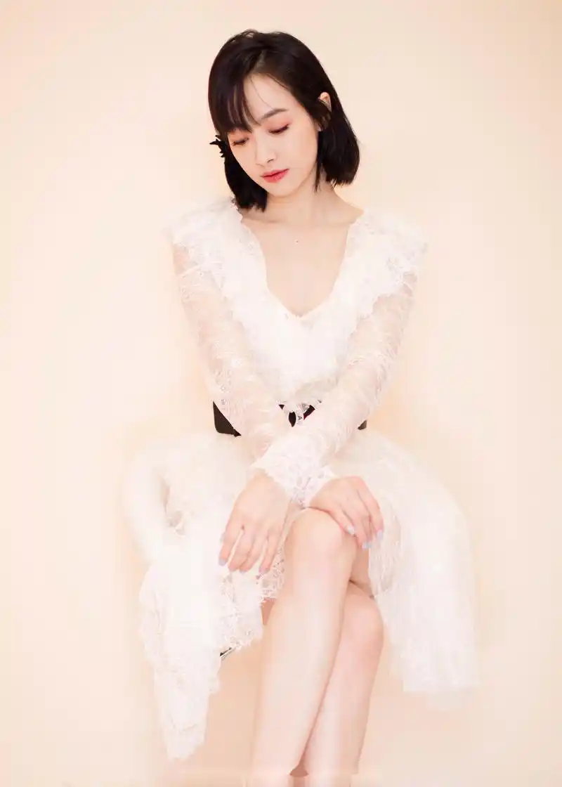 宋茜佩戴精灵耳环搭配宫廷风蕾丝裙亮《相心动的信号》第二季第三期.