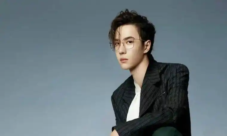 原创王一博开跑车和网红嬉闹驾驶座对象曝光粉丝哭笑不得张艺兴声明顶