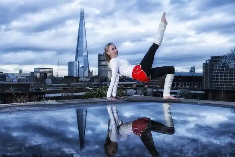 街头上演高难度瑜伽动作