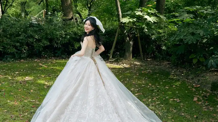 赵露思波光粼粼公主裙 回眸 森林 美女壁纸