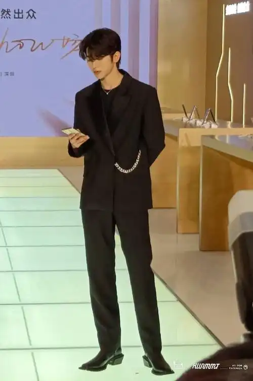 蔡徐坤深圳活动路透#蔡徐坤黑色西装身材比例真的太绝了!