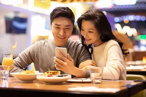 快乐的年轻情侣在餐厅约会