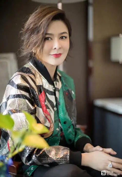 55岁关之琳厉害!一袭红色连衣裙惊艳众人,网友:气质不输赵雅芝